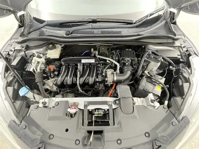 ホンダ ヴェゼル ハイブリッド Z ホンダセンシング 千葉県 2016(平28)年 3.4万km ルナシルバーM 禁煙車/ホンダセンシング/・衝突軽減ブレーキ/・歩行者事故低減ステアリング/・アダプティブクルーズコントロール/・車線維持支援システム/・路外逸脱抑制機能/・誤発進抑制機能/・先行車発進お知らせ機能/・標識認識機能/バックモニター/LEDオートライト/ハーフレザーシート/シートヒーター/純正17インチアルミホイール/パドルシフト/プッシュスタート/スマートキー/ドアバイザー/スペアキー