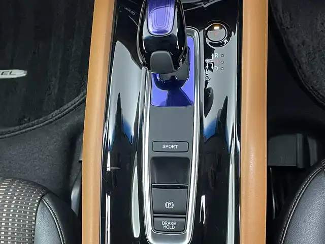 ホンダ ヴェゼル ハイブリッド Z ホンダセンシング 千葉県 2016(平28)年 3.4万km ルナシルバーM 禁煙車/ホンダセンシング/・衝突軽減ブレーキ/・歩行者事故低減ステアリング/・アダプティブクルーズコントロール/・車線維持支援システム/・路外逸脱抑制機能/・誤発進抑制機能/・先行車発進お知らせ機能/・標識認識機能/バックモニター/LEDオートライト/ハーフレザーシート/シートヒーター/純正17インチアルミホイール/パドルシフト/プッシュスタート/スマートキー/ドアバイザー/スペアキー