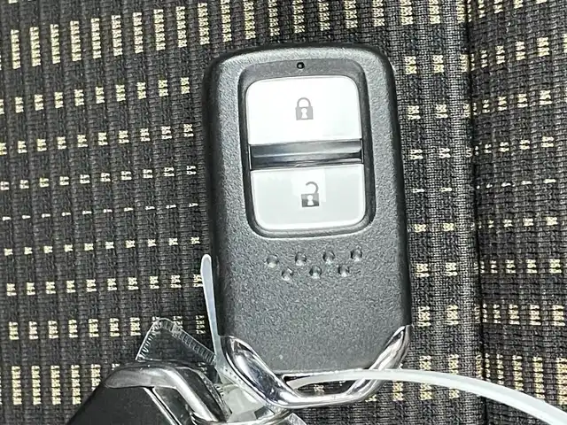 ホンダ ヴェゼル ハイブリッド Z ホンダセンシング 千葉県 2016(平28)年 3.4万km ルナシルバーM 禁煙車/ホンダセンシング/・衝突軽減ブレーキ/・歩行者事故低減ステアリング/・アダプティブクルーズコントロール/・車線維持支援システム/・路外逸脱抑制機能/・誤発進抑制機能/・先行車発進お知らせ機能/・標識認識機能/バックモニター/LEDオートライト/ハーフレザーシート/シートヒーター/純正17インチアルミホイール/パドルシフト/プッシュスタート/スマートキー/ドアバイザー/スペアキー