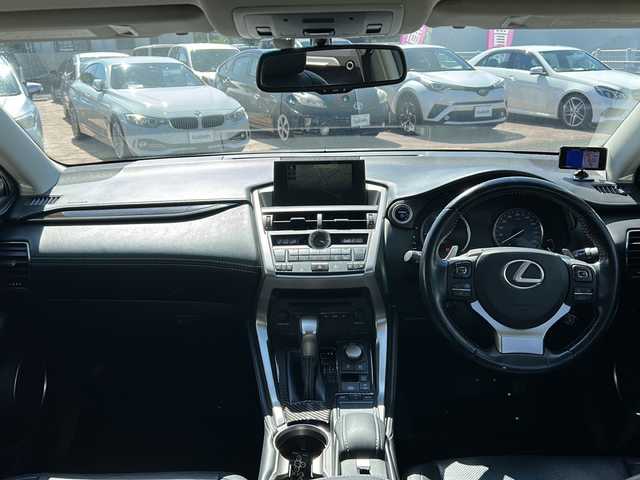レクサス ＮＸ 300h バージョンL 佐賀県 2015(平27)年 9.6万km ソニッククォーツ 純正ナビ(B9066)/Bluetooth/CD/DVD/USB/フルセグTV/バックカメラ、サイドカメラ/クルーズコントロール/サンルーフ/衝突軽減システム/ブレーキホールド/クリアランスソナー/パドルシフト/ステアリングヒーター/前席パワーシート/レザーシート/前席シートヒーター/エアシート/LEDオートライト/オートエアコン/ETC/スペアキー/ステアリングスイッチ/革巻きステアリング/保証書/取扱説明書/点検記録簿(H29)
