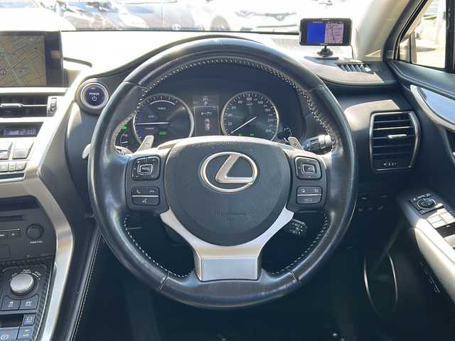レクサス ＮＸ 300h バージョンL 佐賀県 2015(平27)年 9.6万km ソニッククォーツ 純正ナビ(B9066)/Bluetooth/CD/DVD/USB/フルセグTV/バックカメラ、サイドカメラ/クルーズコントロール/サンルーフ/衝突軽減システム/ブレーキホールド/クリアランスソナー/パドルシフト/ステアリングヒーター/前席パワーシート/レザーシート/前席シートヒーター/エアシート/LEDオートライト/オートエアコン/ETC/スペアキー/ステアリングスイッチ/革巻きステアリング/保証書/取扱説明書/点検記録簿(H29)