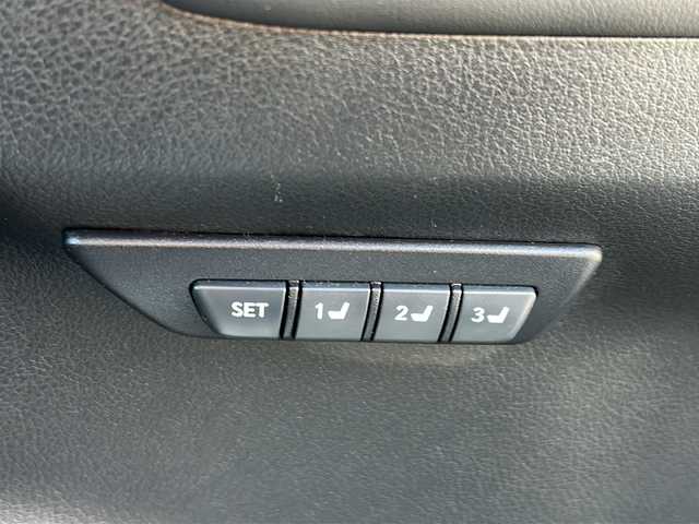 レクサス ＮＸ 300h バージョンL 佐賀県 2015(平27)年 9.6万km ソニッククォーツ 純正ナビ(B9066)/Bluetooth/CD/DVD/USB/フルセグTV/バックカメラ、サイドカメラ/クルーズコントロール/サンルーフ/衝突軽減システム/ブレーキホールド/クリアランスソナー/パドルシフト/ステアリングヒーター/前席パワーシート/レザーシート/前席シートヒーター/エアシート/LEDオートライト/オートエアコン/ETC/スペアキー/ステアリングスイッチ/革巻きステアリング/保証書/取扱説明書/点検記録簿(H29)
