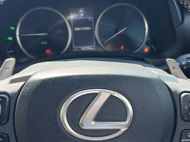 レクサス ＮＸ 300h バージョンL 佐賀県 2015(平27)年 9.6万km ソニッククォーツ 純正ナビ(B9066)/Bluetooth/CD/DVD/USB/フルセグTV/バックカメラ、サイドカメラ/クルーズコントロール/サンルーフ/衝突軽減システム/ブレーキホールド/クリアランスソナー/パドルシフト/ステアリングヒーター/前席パワーシート/レザーシート/前席シートヒーター/エアシート/LEDオートライト/オートエアコン/ETC/スペアキー/ステアリングスイッチ/革巻きステアリング/保証書/取扱説明書/点検記録簿(H29)