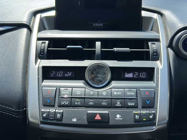 レクサス ＮＸ 300h バージョンL 佐賀県 2015(平27)年 9.6万km ソニッククォーツ 純正ナビ(B9066)/Bluetooth/CD/DVD/USB/フルセグTV/バックカメラ、サイドカメラ/クルーズコントロール/サンルーフ/衝突軽減システム/ブレーキホールド/クリアランスソナー/パドルシフト/ステアリングヒーター/前席パワーシート/レザーシート/前席シートヒーター/エアシート/LEDオートライト/オートエアコン/ETC/スペアキー/ステアリングスイッチ/革巻きステアリング/保証書/取扱説明書/点検記録簿(H29)