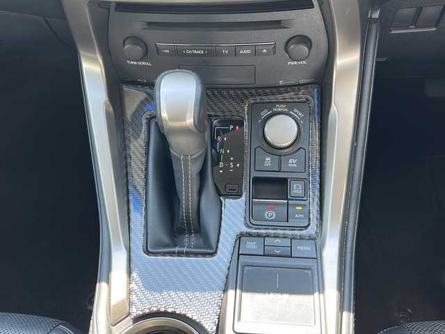 レクサス ＮＸ 300h バージョンL 佐賀県 2015(平27)年 9.6万km ソニッククォーツ 純正ナビ(B9066)/Bluetooth/CD/DVD/USB/フルセグTV/バックカメラ、サイドカメラ/クルーズコントロール/サンルーフ/衝突軽減システム/ブレーキホールド/クリアランスソナー/パドルシフト/ステアリングヒーター/前席パワーシート/レザーシート/前席シートヒーター/エアシート/LEDオートライト/オートエアコン/ETC/スペアキー/ステアリングスイッチ/革巻きステアリング/保証書/取扱説明書/点検記録簿(H29)