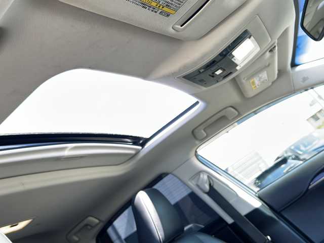 レクサス ＮＸ 300h バージョンL 佐賀県 2015(平27)年 9.6万km ソニッククォーツ 純正ナビ(B9066)/Bluetooth/CD/DVD/USB/フルセグTV/バックカメラ、サイドカメラ/クルーズコントロール/サンルーフ/衝突軽減システム/ブレーキホールド/クリアランスソナー/パドルシフト/ステアリングヒーター/前席パワーシート/レザーシート/前席シートヒーター/エアシート/LEDオートライト/オートエアコン/ETC/スペアキー/ステアリングスイッチ/革巻きステアリング/保証書/取扱説明書/点検記録簿(H29)