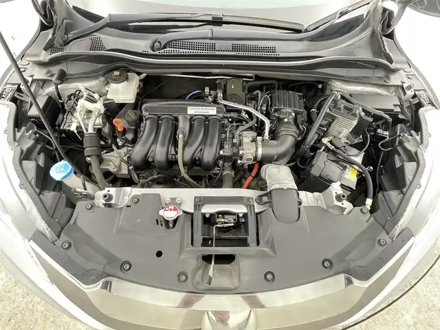 ホンダ ヴェゼル ハイブリッド Z ホンダセンシング 千葉県 2017(平29)年 2.7万km ルナシルバーM 禁煙車/ホンダセンシング/・衝突軽減ブレーキ/・歩行者事故低減ステアリング/・アダプティブ・クルーズ・コントロール/・車線維持支援システム/・路外逸脱抑制機能/・誤発進抑制機能/・先行車発進お知らせ機能/・標識認識機能/純正7インチナビ/CD/Bluetooth/フルセグ/バックカメラ/レーダークルーズコントロール/LEDオートライト/ハーフレザーシート/シートヒーター/純正17インチアルミホイール/ルーフレール/プッシュスタート/スマートキー