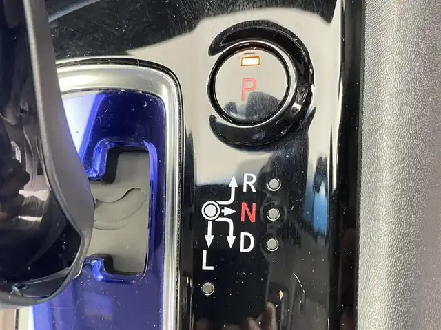 ホンダ ヴェゼル ハイブリッド Z ホンダセンシング 千葉県 2017(平29)年 2.7万km ルナシルバーM 禁煙車/ホンダセンシング/・衝突軽減ブレーキ/・歩行者事故低減ステアリング/・アダプティブ・クルーズ・コントロール/・車線維持支援システム/・路外逸脱抑制機能/・誤発進抑制機能/・先行車発進お知らせ機能/・標識認識機能/純正7インチナビ/CD/Bluetooth/フルセグ/バックカメラ/レーダークルーズコントロール/LEDオートライト/ハーフレザーシート/シートヒーター/純正17インチアルミホイール/ルーフレール/プッシュスタート/スマートキー