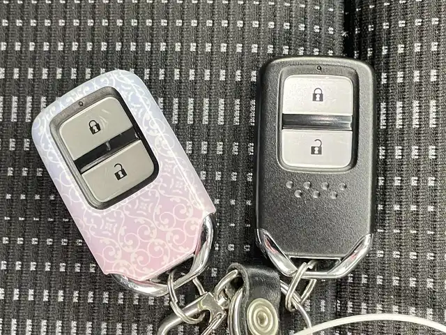 ホンダ ヴェゼル ハイブリッド Z ホンダセンシング 千葉県 2017(平29)年 2.7万km ルナシルバーM 禁煙車/ホンダセンシング/・衝突軽減ブレーキ/・歩行者事故低減ステアリング/・アダプティブ・クルーズ・コントロール/・車線維持支援システム/・路外逸脱抑制機能/・誤発進抑制機能/・先行車発進お知らせ機能/・標識認識機能/純正7インチナビ/CD/Bluetooth/フルセグ/バックカメラ/レーダークルーズコントロール/LEDオートライト/ハーフレザーシート/シートヒーター/純正17インチアルミホイール/ルーフレール/プッシュスタート/スマートキー