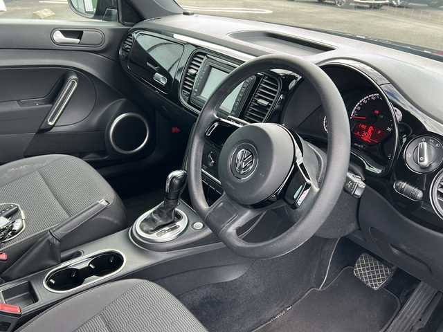 フォルクスワーゲン ザ・ビートル デザイン 岐阜県 2015(平27)年 14.4万km 黒 登録時走行距離143883km/純正ナビ/バックカメラ/フルセグTV/ターボ/Blue tooth/ETC/LEDヘッドライト/社外フロアマット/スマートキー/プッシュスタート/スペアキー/純正ホイールキャップ/エアバッグ/ABS