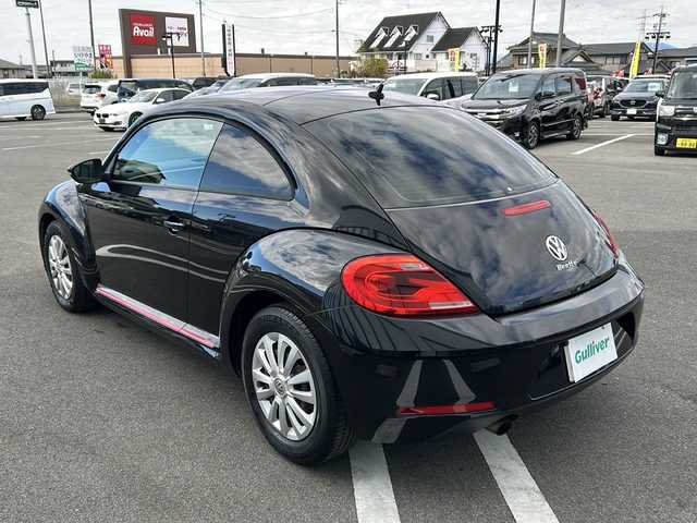 フォルクスワーゲン ザ・ビートル デザイン 岐阜県 2015(平27)年 14.4万km 黒 登録時走行距離143883km/純正ナビ/バックカメラ/フルセグTV/ターボ/Blue tooth/ETC/LEDヘッドライト/社外フロアマット/スマートキー/プッシュスタート/スペアキー/純正ホイールキャップ/エアバッグ/ABS