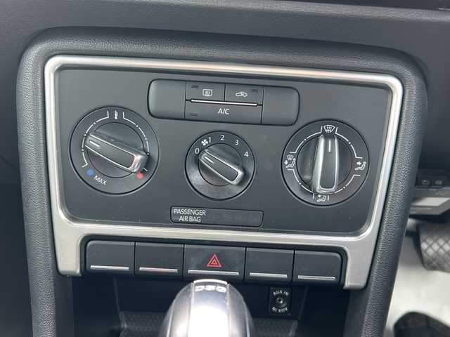 フォルクスワーゲン ザ・ビートル デザイン 岐阜県 2015(平27)年 14.4万km 黒 登録時走行距離143883km/純正ナビ/バックカメラ/フルセグTV/ターボ/Blue tooth/ETC/LEDヘッドライト/社外フロアマット/スマートキー/プッシュスタート/スペアキー/純正ホイールキャップ/エアバッグ/ABS