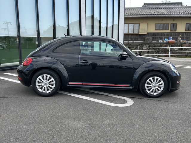 フォルクスワーゲン ザ・ビートル デザイン 岐阜県 2015(平27)年 14.4万km 黒 登録時走行距離143883km/純正ナビ/バックカメラ/フルセグTV/ターボ/Blue tooth/ETC/LEDヘッドライト/社外フロアマット/スマートキー/プッシュスタート/スペアキー/純正ホイールキャップ/エアバッグ/ABS