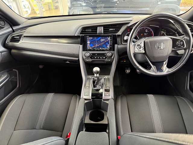 ホンダ シビック ハッチバック ホンダセンシング 兵庫県 2020(令2)年 4万km クリスタルブラックパール 後期モデル/6MT/純正ナビ/フルセグTV/ETC2.0/バックカメラ/ハーフレザーシート/ホンダセンシング/両前席パワーシート＆シートヒーター/純正18インチAW/ステアリングリモコン/LEDヘッドライト/Aライト/前後ドラレコ