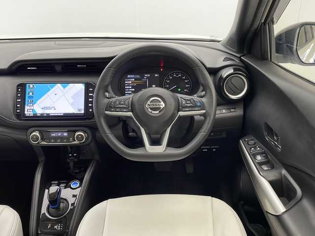 日産 キックス X 宮崎県 2020(令2)年 6.6万km ブリリアントホワイトパール/ピュアブラック 2トーン 禁煙車/エマージェンシーブレーキ/純正9型ナビTV/（MM323D-L/CD/DVD/Bluetooth/フルセグTV)/純正バックカメラ/純正ドライブレコーダー/純正LEDオートライト/純正フォグ/純正エアロ/純正17インチアルミ/純正フロアマット/プロパイロット/クリアランスソナー/電子パーキング/オートホールド/clazzioシートカバー/本革巻ハンドル/ウインカードアミラー/オートエアコン/ETC/インテリジェントキー/プッシュエンジンスタート/スペアキー/新車時保証書/取扱い説明書