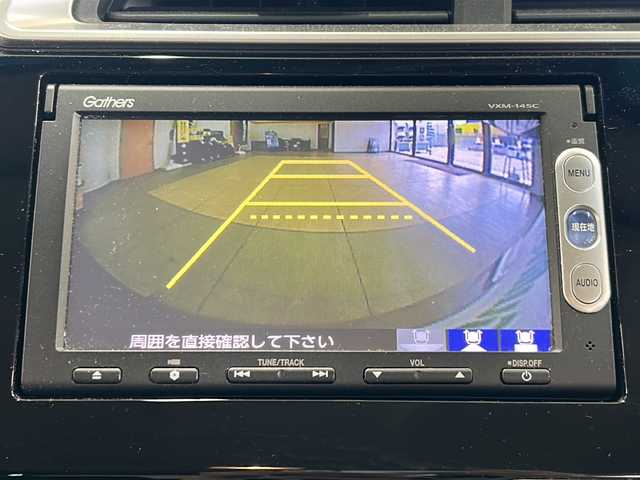 ホンダ フィット 13G Lパッケージ 道央・札幌 2014(平26)年 6.2万km ティンテッドシルバーM ・4WD/・純正ナビ/CD/SD/・バックカメラ/・純正エンジンスターター/・アイドリングストップ/・横滑り防止/・ワイパーデアイサー/・LEDヘッドライト/・プッシュスタート/・スマートキー/・ドアバイザー/・電格ミラー/・ミラーヒーター/・冬タイヤ15インチホイル積込