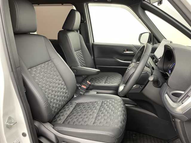 トヨタ ヴォクシー ハイブリッド S－Z 福岡県 2024(令6)年 0.9万km ホワイトパールクリスタルシャイン ＧＲエアロ　/純正ＤＡナビ　/バックカメラ　/ビルトインＥＴＣ2.0　/前後ドラレコ　/レーダークルコン　/コーナーセンサー　/セーフティセンス　/衝突軽減ブレーキ　/レーンキープ　/ブラインドスポットモニター　/アクセル踏み間違い防止　/快適利便パッケージ　/ユニバーサルステップ　/両電動スライドドア　/パワーバックドア　/ハーフレザーシート　/シートヒーター　/ＬＥＤヘッドライト