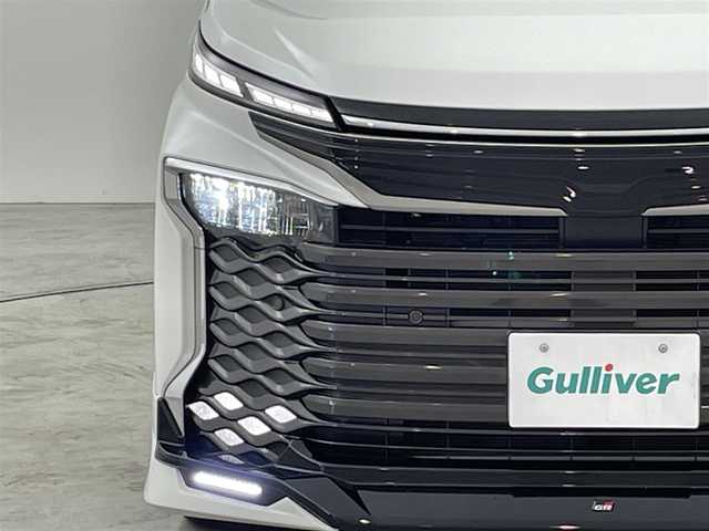 トヨタ ヴォクシー ハイブリッド S－Z 福岡県 2024(令6)年 0.9万km ホワイトパールクリスタルシャイン ＧＲエアロ　/純正ＤＡナビ　/バックカメラ　/ビルトインＥＴＣ2.0　/前後ドラレコ　/レーダークルコン　/コーナーセンサー　/セーフティセンス　/衝突軽減ブレーキ　/レーンキープ　/ブラインドスポットモニター　/アクセル踏み間違い防止　/快適利便パッケージ　/ユニバーサルステップ　/両電動スライドドア　/パワーバックドア　/ハーフレザーシート　/シートヒーター　/ＬＥＤヘッドライト