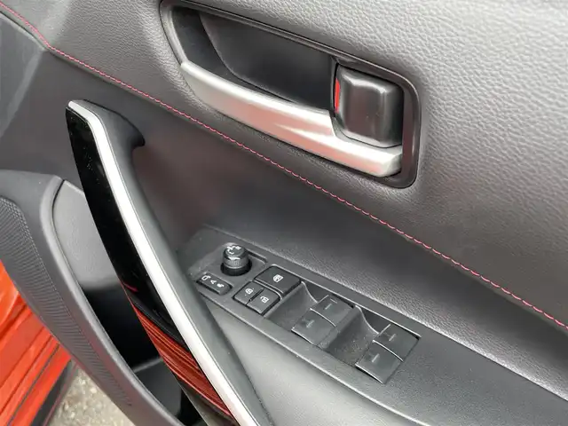 トヨタ カローラ スポーツ ハイブリッドG Z 静岡県 2023(令5)年 6.5万km オレンジ ワンオーナー/純正メーカーナビ・フルセグTV/純正18インチアルミホイール/バックカメラ/TRDエアロ（サイド・リアアンダー）/TOYOTA Safety Sense /・レーダークルーズ コントロール/・プリクラッシュセーフティ/・レーンディパーチャーアラート/・発進遅れ告知機能/・オートマチックハイビーム/・レーントレーシングアシスト/・ドライバー異常時対応アシスト/・プロアクティブドライビングアシスト/シートヒーター/ビルトインETC2.0/LEDライト/スマートキー2個/プッシュスタート/新車時保証書/取扱説明書