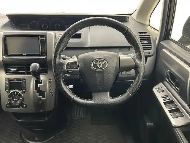トヨタ ヴォクシー ZS 煌Ⅱ 兵庫県 2012(平24)年 6.6万km ブラック 社外SDナビ(CD/DVD/Bluetooth/フルセグ)/バックカメラ/両側パワースライドドア/純正フロアマット/社外18インチアルミホイール/オートライト/スマートキー/HIDヘッドライト/パドルシフト/ETC