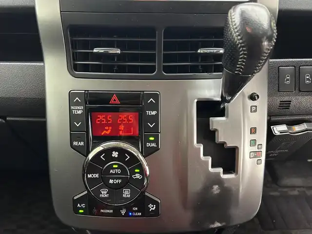 トヨタ ヴォクシー ZS 煌Ⅱ 兵庫県 2012(平24)年 6.6万km ブラック 社外SDナビ(CD/DVD/Bluetooth/フルセグ)/バックカメラ/両側パワースライドドア/純正フロアマット/社外18インチアルミホイール/オートライト/スマートキー/HIDヘッドライト/パドルシフト/ETC