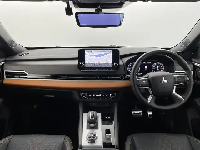 三菱 アウトランダー ＰＨＥＶ P 福井県 2022(令4)年 2.3万km ホワイトダイヤモンド ４WD/純正９インチナビ/フルセグTV/Bluetooth/USB/SD/AppleCarPlay/AndroidAuto/AM/FM/全方位カメラ/BOSEサウンドシステム/衝突軽減ブレーキシステム/踏み間違い衝突防止アシスト/アダプティブLEDヘッドライト/オートマチックハイビーム/Qi対応ワイヤレス充電/パワーシート/ヒートシーター/電動テールゲート/１００V AC電源/ヒルスタートアシスト/ALPINEデジタルインナーミラー