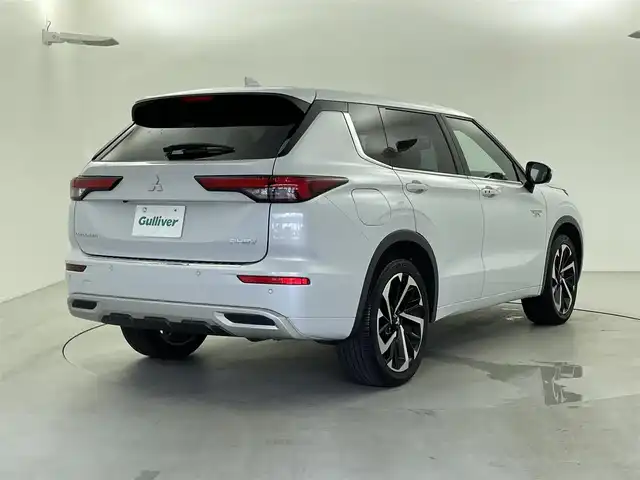 三菱 アウトランダー ＰＨＥＶ P 福井県 2022(令4)年 2.3万km ホワイトダイヤモンド ４WD/純正９インチナビ/フルセグTV/Bluetooth/USB/SD/AppleCarPlay/AndroidAuto/AM/FM/全方位カメラ/BOSEサウンドシステム/衝突軽減ブレーキシステム/踏み間違い衝突防止アシスト/アダプティブLEDヘッドライト/オートマチックハイビーム/Qi対応ワイヤレス充電/パワーシート/ヒートシーター/電動テールゲート/１００V AC電源/ヒルスタートアシスト/ALPINEデジタルインナーミラー