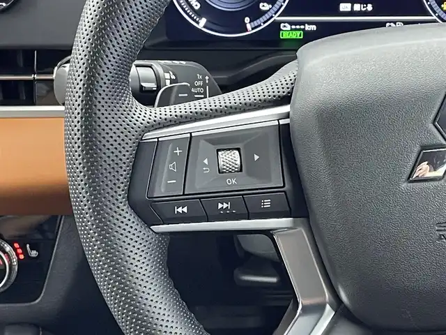 三菱 アウトランダー ＰＨＥＶ P 福井県 2022(令4)年 2.3万km ホワイトダイヤモンド ４WD/純正９インチナビ/フルセグTV/Bluetooth/USB/SD/AppleCarPlay/AndroidAuto/AM/FM/全方位カメラ/BOSEサウンドシステム/衝突軽減ブレーキシステム/踏み間違い衝突防止アシスト/アダプティブLEDヘッドライト/オートマチックハイビーム/Qi対応ワイヤレス充電/パワーシート/ヒートシーター/電動テールゲート/１００V AC電源/ヒルスタートアシスト/ALPINEデジタルインナーミラー