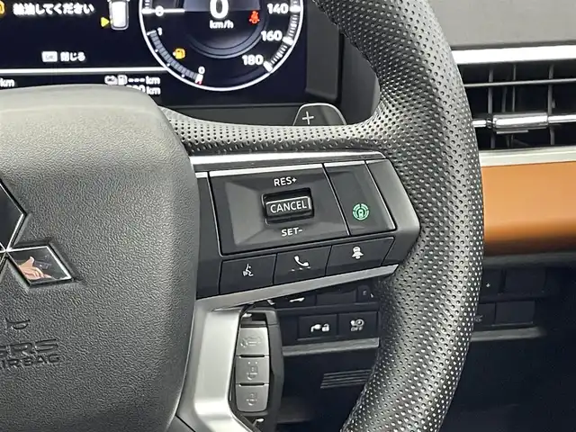 三菱 アウトランダー ＰＨＥＶ P 福井県 2022(令4)年 2.3万km ホワイトダイヤモンド ４WD/純正９インチナビ/フルセグTV/Bluetooth/USB/SD/AppleCarPlay/AndroidAuto/AM/FM/全方位カメラ/BOSEサウンドシステム/衝突軽減ブレーキシステム/踏み間違い衝突防止アシスト/アダプティブLEDヘッドライト/オートマチックハイビーム/Qi対応ワイヤレス充電/パワーシート/ヒートシーター/電動テールゲート/１００V AC電源/ヒルスタートアシスト/ALPINEデジタルインナーミラー