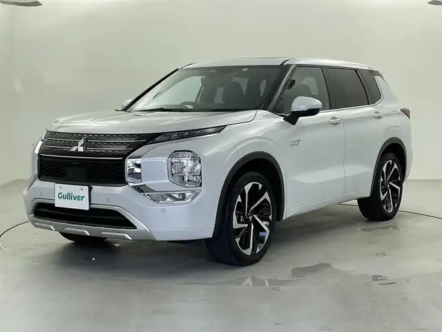 三菱 アウトランダー ＰＨＥＶ P 福井県 2022(令4)年 2.3万km ホワイトダイヤモンド ４WD/純正９インチナビ/フルセグTV/Bluetooth/USB/SD/AppleCarPlay/AndroidAuto/AM/FM/全方位カメラ/BOSEサウンドシステム/衝突軽減ブレーキシステム/踏み間違い衝突防止アシスト/アダプティブLEDヘッドライト/オートマチックハイビーム/Qi対応ワイヤレス充電/パワーシート/ヒートシーター/電動テールゲート/１００V AC電源/ヒルスタートアシスト/ALPINEデジタルインナーミラー