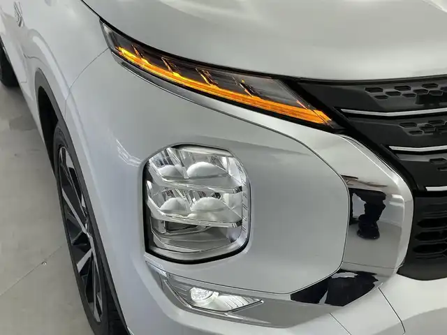 三菱 アウトランダー ＰＨＥＶ P 福井県 2022(令4)年 2.3万km ホワイトダイヤモンド ４WD/純正９インチナビ/フルセグTV/Bluetooth/USB/SD/AppleCarPlay/AndroidAuto/AM/FM/全方位カメラ/BOSEサウンドシステム/衝突軽減ブレーキシステム/踏み間違い衝突防止アシスト/アダプティブLEDヘッドライト/オートマチックハイビーム/Qi対応ワイヤレス充電/パワーシート/ヒートシーター/電動テールゲート/１００V AC電源/ヒルスタートアシスト/ALPINEデジタルインナーミラー
