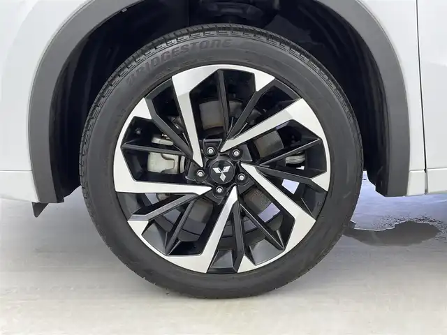 三菱 アウトランダー ＰＨＥＶ P 福井県 2022(令4)年 2.3万km ホワイトダイヤモンド ４WD/純正９インチナビ/フルセグTV/Bluetooth/USB/SD/AppleCarPlay/AndroidAuto/AM/FM/全方位カメラ/BOSEサウンドシステム/衝突軽減ブレーキシステム/踏み間違い衝突防止アシスト/アダプティブLEDヘッドライト/オートマチックハイビーム/Qi対応ワイヤレス充電/パワーシート/ヒートシーター/電動テールゲート/１００V AC電源/ヒルスタートアシスト/ALPINEデジタルインナーミラー
