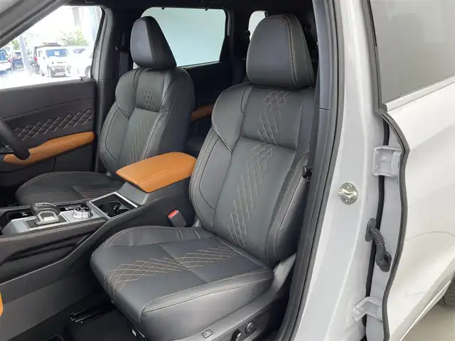 三菱 アウトランダー ＰＨＥＶ P 福井県 2022(令4)年 2.3万km ホワイトダイヤモンド ４WD/純正９インチナビ/フルセグTV/Bluetooth/USB/SD/AppleCarPlay/AndroidAuto/AM/FM/全方位カメラ/BOSEサウンドシステム/衝突軽減ブレーキシステム/踏み間違い衝突防止アシスト/アダプティブLEDヘッドライト/オートマチックハイビーム/Qi対応ワイヤレス充電/パワーシート/ヒートシーター/電動テールゲート/１００V AC電源/ヒルスタートアシスト/ALPINEデジタルインナーミラー