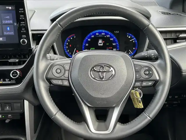 トヨタ カローラ クロス ハイブリッド Z 岡山県 2023(令5)年 3.8万km アティチュードブラックマイカ 純正9インチディスプレイオーディオ/AM、FM、Bluetooth、AppleCarplay/AndroidAuto、フルセグTV/パノラミックビューモニター/ビルトインETC/パワーバックドア/前後ドライブレコーダー　DC-DR652/前席シートヒーター/ハーフレザーシート/トヨタセーフティセンス/・プリクラッシュセーフティ/・オートマチックハイビーム/・ロードサインアシスト/・レーントレーシングアシスト/・レーダークルーズコントロール/・先行車発進告知機能/・ブラインドスポットモニター/・パーキングサポートブレーキ/ブレーキホールド/電動パーキングブレーキ