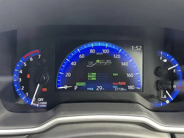 トヨタ カローラ クロス ハイブリッド Z 岡山県 2023(令5)年 3.8万km アティチュードブラックマイカ 純正9インチディスプレイオーディオ/AM、FM、Bluetooth、AppleCarplay/AndroidAuto、フルセグTV/パノラミックビューモニター/ビルトインETC/パワーバックドア/前後ドライブレコーダー　DC-DR652/前席シートヒーター/ハーフレザーシート/トヨタセーフティセンス/・プリクラッシュセーフティ/・オートマチックハイビーム/・ロードサインアシスト/・レーントレーシングアシスト/・レーダークルーズコントロール/・先行車発進告知機能/・ブラインドスポットモニター/・パーキングサポートブレーキ/ブレーキホールド/電動パーキングブレーキ