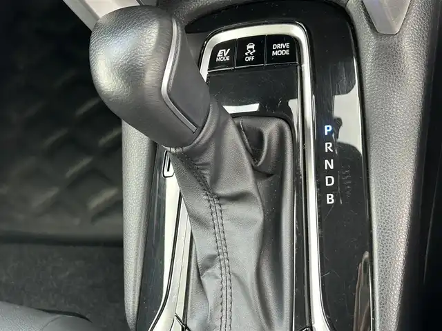 トヨタ カローラ クロス ハイブリッド Z 岡山県 2023(令5)年 3.8万km アティチュードブラックマイカ 純正9インチディスプレイオーディオ/AM、FM、Bluetooth、AppleCarplay/AndroidAuto、フルセグTV/パノラミックビューモニター/ビルトインETC/パワーバックドア/前後ドライブレコーダー　DC-DR652/前席シートヒーター/ハーフレザーシート/トヨタセーフティセンス/・プリクラッシュセーフティ/・オートマチックハイビーム/・ロードサインアシスト/・レーントレーシングアシスト/・レーダークルーズコントロール/・先行車発進告知機能/・ブラインドスポットモニター/・パーキングサポートブレーキ/ブレーキホールド/電動パーキングブレーキ