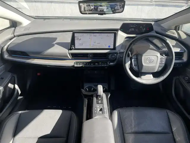 トヨタ プリウス Z 大阪府 2023(令5)年 2.2万km グレー ワンオーナー/【メーカーOP】/12.3インチディスプレイオーディオplus/・パノラミックビューモニター/・フルセグTV/・スマートフォン連携/・BT/AM/FM/デジタルインナーミラー/ブラインドスポットモニター/・安心降車アシスト/純正ドライブレコーダー（前後方）/【主要装備】/革シート/・除電スタビライジングプラスシート/・前席シートヒーター/エアーシート/・D席ウェイパワースポーティ＆助手席４ウェイマニュアルスポーティ/・D席シートポジションメモリー/・D席オートスライドアウェイ/パワーバックドア/ワイヤレス充電器/ETC2.0/【予防安全】/トヨタセーフティーセンス/・プリクラッシュセーフティ（歩行者[昼夜]/自転車運[昼夜]/自動二輪車[昼]検知機能付き衝突回避支援）/・緊急時操舵支援＋フロントクロストラフィックアラート＋レーンチェンジアラート/・レーントレーシングアシスト＋レーンディパーチャーアラート/・レーダークルーズコントロール（全車速追従機能付）/・オートマチックハイビーム/パーキングサポートブレーキ（前後方静止物/後方接近車両/後方歩行者/周囲静止物）/トヨタチームメイト
