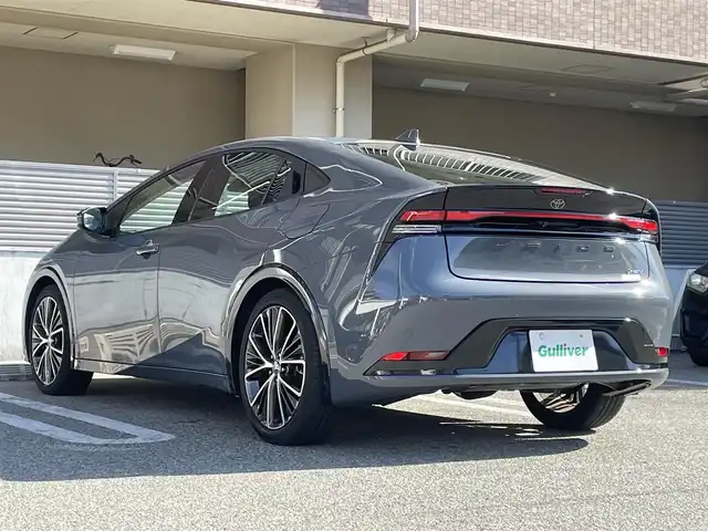 トヨタ プリウス Z 大阪府 2023(令5)年 2.2万km グレー ワンオーナー/【メーカーOP】/12.3インチディスプレイオーディオplus/・パノラミックビューモニター/・フルセグTV/・スマートフォン連携/・BT/AM/FM/デジタルインナーミラー/ブラインドスポットモニター/・安心降車アシスト/純正ドライブレコーダー（前後方）/【主要装備】/革シート/・除電スタビライジングプラスシート/・前席シートヒーター/エアーシート/・D席ウェイパワースポーティ＆助手席４ウェイマニュアルスポーティ/・D席シートポジションメモリー/・D席オートスライドアウェイ/パワーバックドア/ワイヤレス充電器/ETC2.0/【予防安全】/トヨタセーフティーセンス/・プリクラッシュセーフティ（歩行者[昼夜]/自転車運[昼夜]/自動二輪車[昼]検知機能付き衝突回避支援）/・緊急時操舵支援＋フロントクロストラフィックアラート＋レーンチェンジアラート/・レーントレーシングアシスト＋レーンディパーチャーアラート/・レーダークルーズコントロール（全車速追従機能付）/・オートマチックハイビーム/パーキングサポートブレーキ（前後方静止物/後方接近車両/後方歩行者/周囲静止物）/トヨタチームメイト