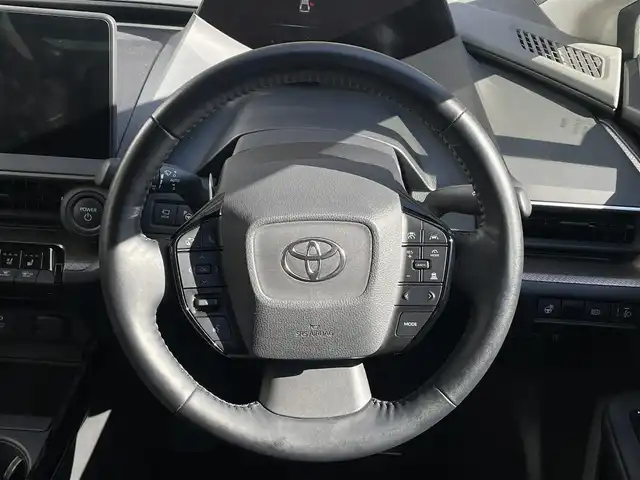 トヨタ プリウス Z 大阪府 2023(令5)年 2.2万km グレー ワンオーナー/【メーカーOP】/12.3インチディスプレイオーディオplus/・パノラミックビューモニター/・フルセグTV/・スマートフォン連携/・BT/AM/FM/デジタルインナーミラー/ブラインドスポットモニター/・安心降車アシスト/純正ドライブレコーダー（前後方）/【主要装備】/革シート/・除電スタビライジングプラスシート/・前席シートヒーター/エアーシート/・D席ウェイパワースポーティ＆助手席４ウェイマニュアルスポーティ/・D席シートポジションメモリー/・D席オートスライドアウェイ/パワーバックドア/ワイヤレス充電器/ETC2.0/【予防安全】/トヨタセーフティーセンス/・プリクラッシュセーフティ（歩行者[昼夜]/自転車運[昼夜]/自動二輪車[昼]検知機能付き衝突回避支援）/・緊急時操舵支援＋フロントクロストラフィックアラート＋レーンチェンジアラート/・レーントレーシングアシスト＋レーンディパーチャーアラート/・レーダークルーズコントロール（全車速追従機能付）/・オートマチックハイビーム/パーキングサポートブレーキ（前後方静止物/後方接近車両/後方歩行者/周囲静止物）/トヨタチームメイト