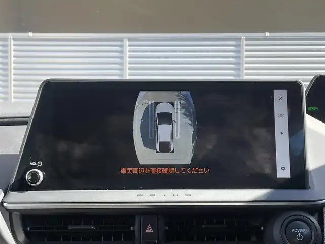 トヨタ プリウス Z 大阪府 2023(令5)年 2.2万km グレー ワンオーナー/【メーカーOP】/12.3インチディスプレイオーディオplus/・パノラミックビューモニター/・フルセグTV/・スマートフォン連携/・BT/AM/FM/デジタルインナーミラー/ブラインドスポットモニター/・安心降車アシスト/純正ドライブレコーダー（前後方）/【主要装備】/革シート/・除電スタビライジングプラスシート/・前席シートヒーター/エアーシート/・D席ウェイパワースポーティ＆助手席４ウェイマニュアルスポーティ/・D席シートポジションメモリー/・D席オートスライドアウェイ/パワーバックドア/ワイヤレス充電器/ETC2.0/【予防安全】/トヨタセーフティーセンス/・プリクラッシュセーフティ（歩行者[昼夜]/自転車運[昼夜]/自動二輪車[昼]検知機能付き衝突回避支援）/・緊急時操舵支援＋フロントクロストラフィックアラート＋レーンチェンジアラート/・レーントレーシングアシスト＋レーンディパーチャーアラート/・レーダークルーズコントロール（全車速追従機能付）/・オートマチックハイビーム/パーキングサポートブレーキ（前後方静止物/後方接近車両/後方歩行者/周囲静止物）/トヨタチームメイト
