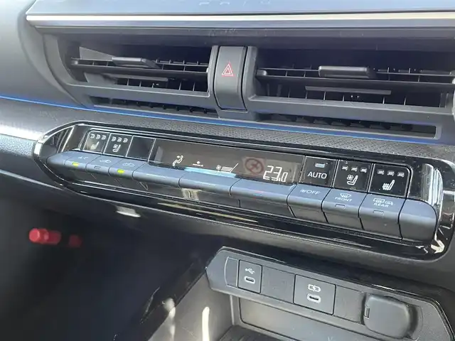 トヨタ プリウス Z 大阪府 2023(令5)年 2.2万km グレー ワンオーナー/【メーカーOP】/12.3インチディスプレイオーディオplus/・パノラミックビューモニター/・フルセグTV/・スマートフォン連携/・BT/AM/FM/デジタルインナーミラー/ブラインドスポットモニター/・安心降車アシスト/純正ドライブレコーダー（前後方）/【主要装備】/革シート/・除電スタビライジングプラスシート/・前席シートヒーター/エアーシート/・D席ウェイパワースポーティ＆助手席４ウェイマニュアルスポーティ/・D席シートポジションメモリー/・D席オートスライドアウェイ/パワーバックドア/ワイヤレス充電器/ETC2.0/【予防安全】/トヨタセーフティーセンス/・プリクラッシュセーフティ（歩行者[昼夜]/自転車運[昼夜]/自動二輪車[昼]検知機能付き衝突回避支援）/・緊急時操舵支援＋フロントクロストラフィックアラート＋レーンチェンジアラート/・レーントレーシングアシスト＋レーンディパーチャーアラート/・レーダークルーズコントロール（全車速追従機能付）/・オートマチックハイビーム/パーキングサポートブレーキ（前後方静止物/後方接近車両/後方歩行者/周囲静止物）/トヨタチームメイト