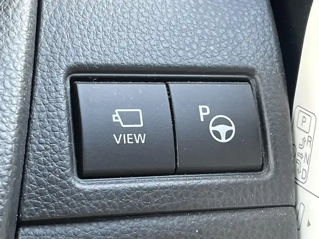 トヨタ プリウス Z 大阪府 2023(令5)年 2.2万km グレー ワンオーナー/【メーカーOP】/12.3インチディスプレイオーディオplus/・パノラミックビューモニター/・フルセグTV/・スマートフォン連携/・BT/AM/FM/デジタルインナーミラー/ブラインドスポットモニター/・安心降車アシスト/純正ドライブレコーダー（前後方）/【主要装備】/革シート/・除電スタビライジングプラスシート/・前席シートヒーター/エアーシート/・D席ウェイパワースポーティ＆助手席４ウェイマニュアルスポーティ/・D席シートポジションメモリー/・D席オートスライドアウェイ/パワーバックドア/ワイヤレス充電器/ETC2.0/【予防安全】/トヨタセーフティーセンス/・プリクラッシュセーフティ（歩行者[昼夜]/自転車運[昼夜]/自動二輪車[昼]検知機能付き衝突回避支援）/・緊急時操舵支援＋フロントクロストラフィックアラート＋レーンチェンジアラート/・レーントレーシングアシスト＋レーンディパーチャーアラート/・レーダークルーズコントロール（全車速追従機能付）/・オートマチックハイビーム/パーキングサポートブレーキ（前後方静止物/後方接近車両/後方歩行者/周囲静止物）/トヨタチームメイト