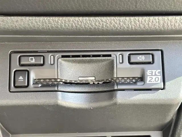 トヨタ プリウス Z 大阪府 2023(令5)年 2.2万km グレー ワンオーナー/【メーカーOP】/12.3インチディスプレイオーディオplus/・パノラミックビューモニター/・フルセグTV/・スマートフォン連携/・BT/AM/FM/デジタルインナーミラー/ブラインドスポットモニター/・安心降車アシスト/純正ドライブレコーダー（前後方）/【主要装備】/革シート/・除電スタビライジングプラスシート/・前席シートヒーター/エアーシート/・D席ウェイパワースポーティ＆助手席４ウェイマニュアルスポーティ/・D席シートポジションメモリー/・D席オートスライドアウェイ/パワーバックドア/ワイヤレス充電器/ETC2.0/【予防安全】/トヨタセーフティーセンス/・プリクラッシュセーフティ（歩行者[昼夜]/自転車運[昼夜]/自動二輪車[昼]検知機能付き衝突回避支援）/・緊急時操舵支援＋フロントクロストラフィックアラート＋レーンチェンジアラート/・レーントレーシングアシスト＋レーンディパーチャーアラート/・レーダークルーズコントロール（全車速追従機能付）/・オートマチックハイビーム/パーキングサポートブレーキ（前後方静止物/後方接近車両/後方歩行者/周囲静止物）/トヨタチームメイト