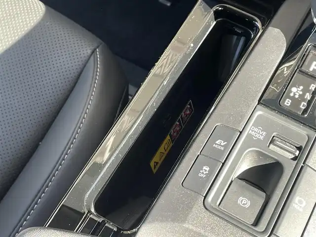 トヨタ プリウス Z 大阪府 2023(令5)年 2.2万km グレー ワンオーナー/【メーカーOP】/12.3インチディスプレイオーディオplus/・パノラミックビューモニター/・フルセグTV/・スマートフォン連携/・BT/AM/FM/デジタルインナーミラー/ブラインドスポットモニター/・安心降車アシスト/純正ドライブレコーダー（前後方）/【主要装備】/革シート/・除電スタビライジングプラスシート/・前席シートヒーター/エアーシート/・D席ウェイパワースポーティ＆助手席４ウェイマニュアルスポーティ/・D席シートポジションメモリー/・D席オートスライドアウェイ/パワーバックドア/ワイヤレス充電器/ETC2.0/【予防安全】/トヨタセーフティーセンス/・プリクラッシュセーフティ（歩行者[昼夜]/自転車運[昼夜]/自動二輪車[昼]検知機能付き衝突回避支援）/・緊急時操舵支援＋フロントクロストラフィックアラート＋レーンチェンジアラート/・レーントレーシングアシスト＋レーンディパーチャーアラート/・レーダークルーズコントロール（全車速追従機能付）/・オートマチックハイビーム/パーキングサポートブレーキ（前後方静止物/後方接近車両/後方歩行者/周囲静止物）/トヨタチームメイト