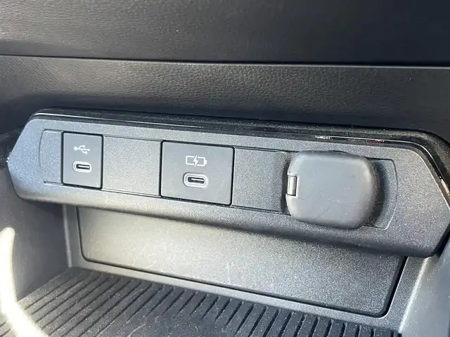 トヨタ プリウス Z 大阪府 2023(令5)年 2.2万km グレー ワンオーナー/【メーカーOP】/12.3インチディスプレイオーディオplus/・パノラミックビューモニター/・フルセグTV/・スマートフォン連携/・BT/AM/FM/デジタルインナーミラー/ブラインドスポットモニター/・安心降車アシスト/純正ドライブレコーダー（前後方）/【主要装備】/革シート/・除電スタビライジングプラスシート/・前席シートヒーター/エアーシート/・D席ウェイパワースポーティ＆助手席４ウェイマニュアルスポーティ/・D席シートポジションメモリー/・D席オートスライドアウェイ/パワーバックドア/ワイヤレス充電器/ETC2.0/【予防安全】/トヨタセーフティーセンス/・プリクラッシュセーフティ（歩行者[昼夜]/自転車運[昼夜]/自動二輪車[昼]検知機能付き衝突回避支援）/・緊急時操舵支援＋フロントクロストラフィックアラート＋レーンチェンジアラート/・レーントレーシングアシスト＋レーンディパーチャーアラート/・レーダークルーズコントロール（全車速追従機能付）/・オートマチックハイビーム/パーキングサポートブレーキ（前後方静止物/後方接近車両/後方歩行者/周囲静止物）/トヨタチームメイト