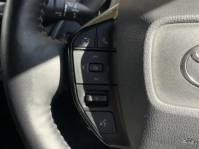 トヨタ プリウス Z 大阪府 2023(令5)年 2.2万km グレー ワンオーナー/【メーカーOP】/12.3インチディスプレイオーディオplus/・パノラミックビューモニター/・フルセグTV/・スマートフォン連携/・BT/AM/FM/デジタルインナーミラー/ブラインドスポットモニター/・安心降車アシスト/純正ドライブレコーダー（前後方）/【主要装備】/革シート/・除電スタビライジングプラスシート/・前席シートヒーター/エアーシート/・D席ウェイパワースポーティ＆助手席４ウェイマニュアルスポーティ/・D席シートポジションメモリー/・D席オートスライドアウェイ/パワーバックドア/ワイヤレス充電器/ETC2.0/【予防安全】/トヨタセーフティーセンス/・プリクラッシュセーフティ（歩行者[昼夜]/自転車運[昼夜]/自動二輪車[昼]検知機能付き衝突回避支援）/・緊急時操舵支援＋フロントクロストラフィックアラート＋レーンチェンジアラート/・レーントレーシングアシスト＋レーンディパーチャーアラート/・レーダークルーズコントロール（全車速追従機能付）/・オートマチックハイビーム/パーキングサポートブレーキ（前後方静止物/後方接近車両/後方歩行者/周囲静止物）/トヨタチームメイト