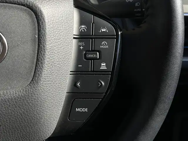 トヨタ プリウス Z 大阪府 2023(令5)年 2.2万km グレー ワンオーナー/【メーカーOP】/12.3インチディスプレイオーディオplus/・パノラミックビューモニター/・フルセグTV/・スマートフォン連携/・BT/AM/FM/デジタルインナーミラー/ブラインドスポットモニター/・安心降車アシスト/純正ドライブレコーダー（前後方）/【主要装備】/革シート/・除電スタビライジングプラスシート/・前席シートヒーター/エアーシート/・D席ウェイパワースポーティ＆助手席４ウェイマニュアルスポーティ/・D席シートポジションメモリー/・D席オートスライドアウェイ/パワーバックドア/ワイヤレス充電器/ETC2.0/【予防安全】/トヨタセーフティーセンス/・プリクラッシュセーフティ（歩行者[昼夜]/自転車運[昼夜]/自動二輪車[昼]検知機能付き衝突回避支援）/・緊急時操舵支援＋フロントクロストラフィックアラート＋レーンチェンジアラート/・レーントレーシングアシスト＋レーンディパーチャーアラート/・レーダークルーズコントロール（全車速追従機能付）/・オートマチックハイビーム/パーキングサポートブレーキ（前後方静止物/後方接近車両/後方歩行者/周囲静止物）/トヨタチームメイト