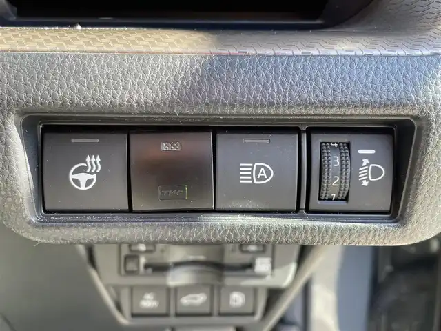 トヨタ プリウス Z 大阪府 2023(令5)年 2.2万km グレー ワンオーナー/【メーカーOP】/12.3インチディスプレイオーディオplus/・パノラミックビューモニター/・フルセグTV/・スマートフォン連携/・BT/AM/FM/デジタルインナーミラー/ブラインドスポットモニター/・安心降車アシスト/純正ドライブレコーダー（前後方）/【主要装備】/革シート/・除電スタビライジングプラスシート/・前席シートヒーター/エアーシート/・D席ウェイパワースポーティ＆助手席４ウェイマニュアルスポーティ/・D席シートポジションメモリー/・D席オートスライドアウェイ/パワーバックドア/ワイヤレス充電器/ETC2.0/【予防安全】/トヨタセーフティーセンス/・プリクラッシュセーフティ（歩行者[昼夜]/自転車運[昼夜]/自動二輪車[昼]検知機能付き衝突回避支援）/・緊急時操舵支援＋フロントクロストラフィックアラート＋レーンチェンジアラート/・レーントレーシングアシスト＋レーンディパーチャーアラート/・レーダークルーズコントロール（全車速追従機能付）/・オートマチックハイビーム/パーキングサポートブレーキ（前後方静止物/後方接近車両/後方歩行者/周囲静止物）/トヨタチームメイト