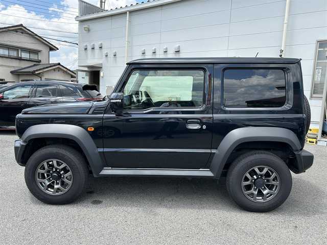 スズキ ジムニー シエラ JC 奈良県 2025(令7)年 0.8万km ブルーイッシュブラックパール3 ユーザー買取車/4WD/社外メーカー/BT/SD/アップルカープレイ対応/背面タイヤ/フルフラットシート/衝突軽減システム/横滑り防止装置/コーナーセンサー(リアのみ)/オートLEDライト/ドラレコ/ETC2.0/純正フロアマット/保証書・取説有