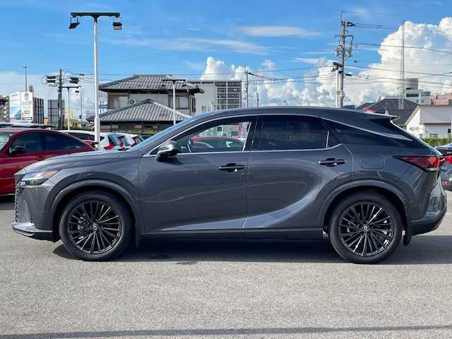 レクサス ＲＸ 450h+ バージョンL 長崎県 2024(令6)年 1.4万km ソニッククロム ワンオーナー/純正メーカーナビ/地デジ/BT/USB/Miracast/HDMI/パノラミックビューカメラ/MOP:パノラマサンルーフ/MOP:マークレビンソンプレミアムサウンド/MOP:輻射ヒーター/MOP:ルーフレール/MOP:寒冷地仕様/レクサスチームメイト/ブラウンハーフレザーシート/前席パワーシート/D席メモリーシート/全席シートヒーター/エアーシート/デジタルインナーミラー/ブラインドスポットモニター/カラーヘッドアップディスプレイ/パーキングアシスト/ステアリングヒーター/ハンズフリーパワーバックドア/3眼LEDヘッドライト/ビルトインETC2.0/純正21インチAW/充電ケーブル